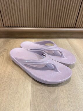 OOFOS Women's OOlala lavender recovery sandals flip flops size 9